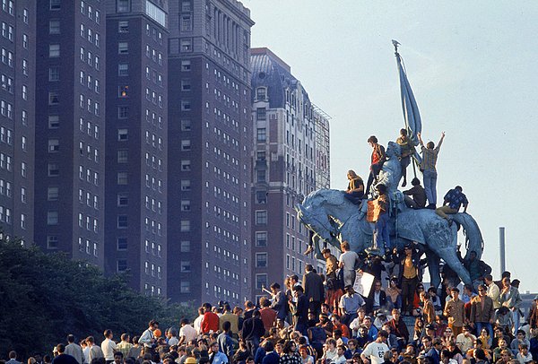 23. Chicago'daki Grant Park... Aynı protestodan son bir fotoğraf daha.