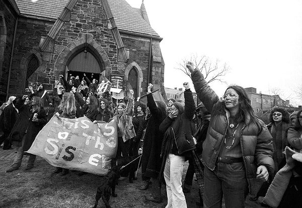 25. 1969 yılında, feminist grup geçit töreni sırasında çevredekileri selamlarken...