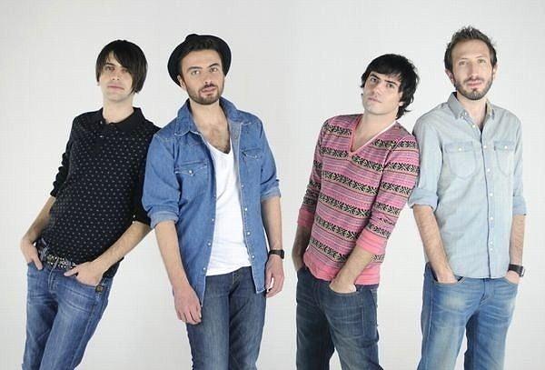10. 2011'de yılın en iyi grubu ve en iyi albümü ödüllerine layık görüldüler.