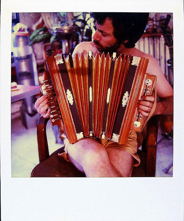 2 Temmuz 1989: Diğer hünerlerinin yanında, Jamie çok iyi akordeon da çalıyordu.