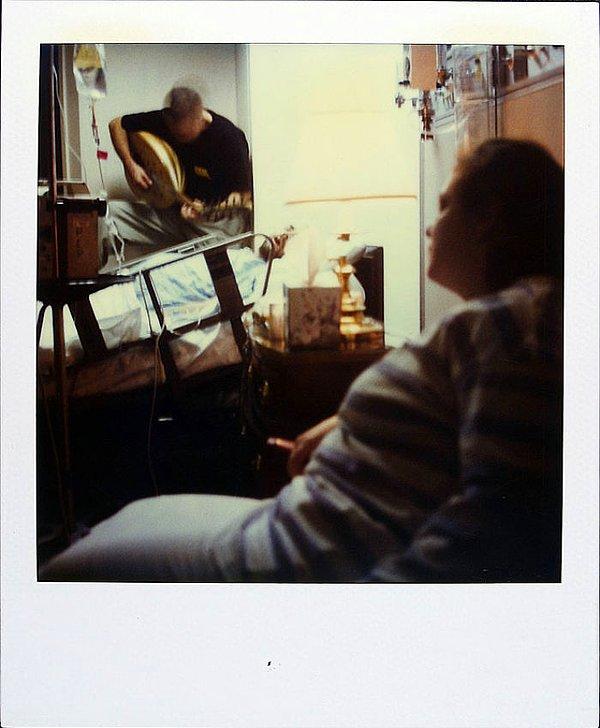 24 Ekim 1997: Bir arkadaşı hastanede onun için müzik çalıyor. Son artık çok yakın.