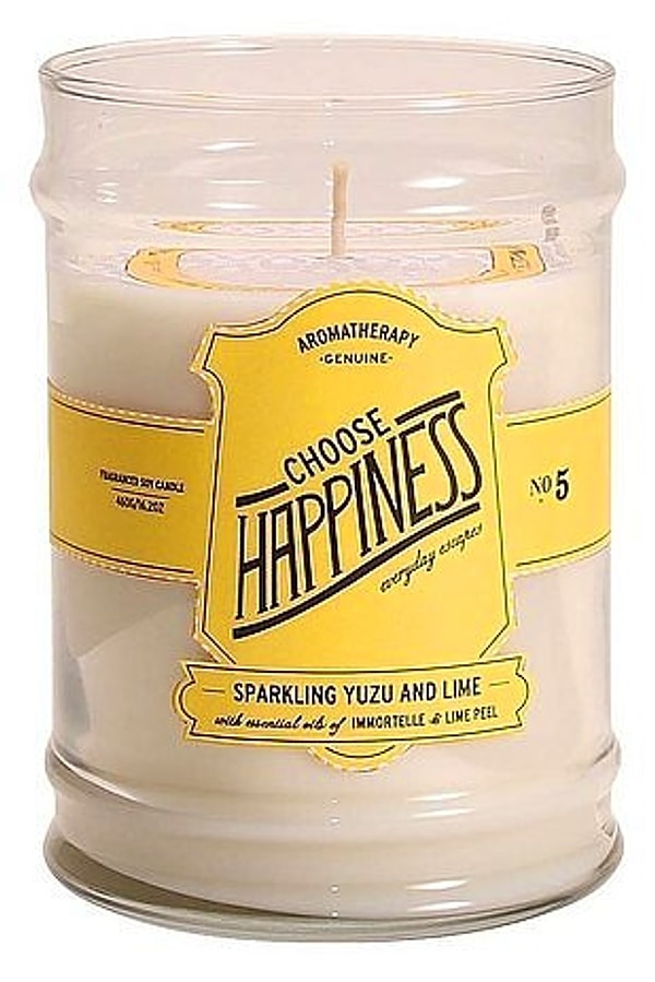 9. Зажгите ароматическую свечу с вашим любимым ароматом