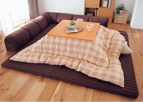 6. Japonlar bu harika buluşa kotatsu diyorlar; yatak üzerinde sehpa ve yumuşacık yorgan.
