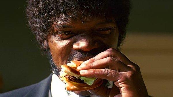 14. Yediğiniz burger elinizde dağılıyorsa, ters çevirip yemeye çalışın. Hamburgerin üst ekmeği daima daha kalın ve serttir.