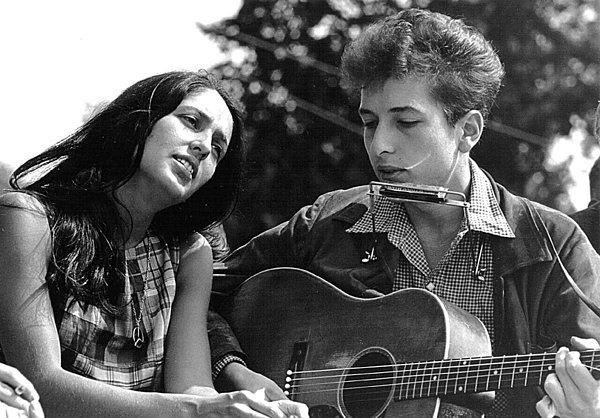8. Joan Baez ve Bob Dylan Washington sivil hakları yürüyüşünde bir konser veriyor. Washington, DC, 1963