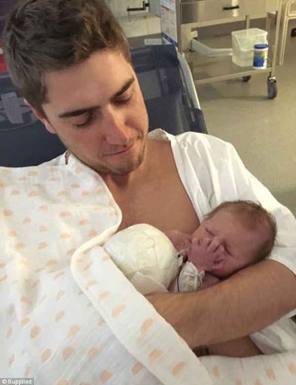 8. Снимок, на котором отец Азалии впервые взял ее к себе на руки