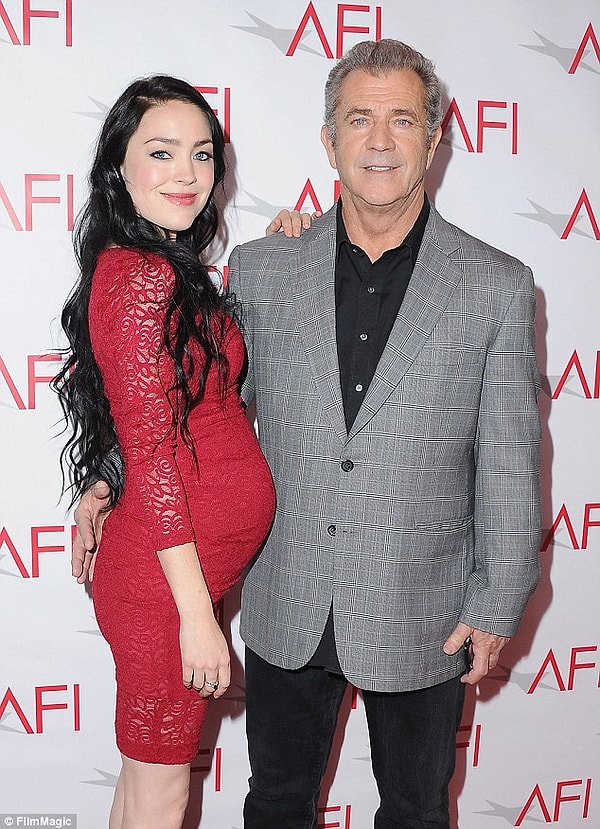 Правда, последнее время на торжествах и приемах она стала появляться все реже и реже.