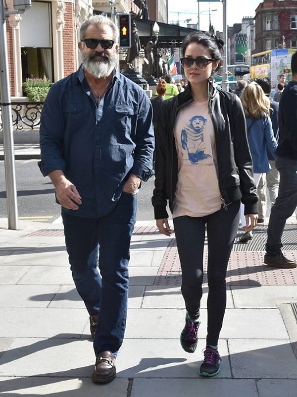 Все знакомые и друзья утверждают, что Мэл на седьмом небе от счастья.