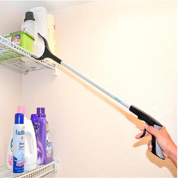 1. Специальная насадка избавит вас от надобности вставать на стул, чтобы достать что-то с полки.