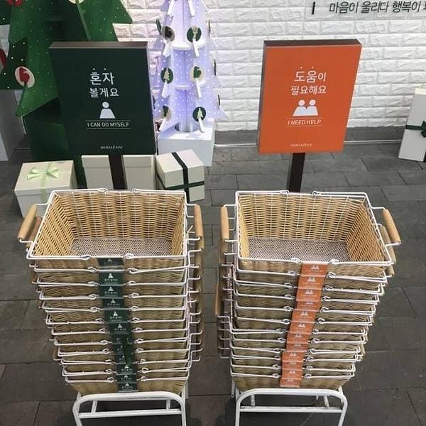 7. Bir Kore süpermarketindeki sepetler. Görevlilerden yardım almak isteyip istiyorsanız birini, istemiyorsanız diğerini alıyorsunuz.
