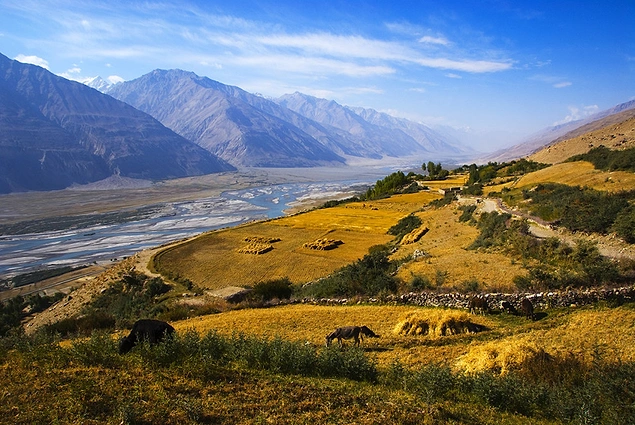 Река Пяндж - между Таджикистаном и Афганистаном