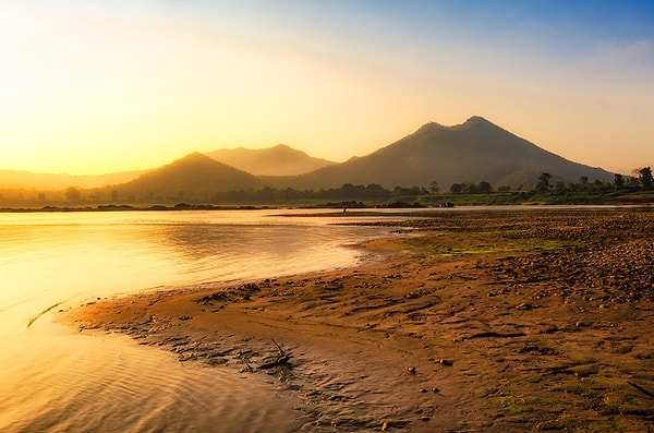 16. Река Меконг - между Мьянмой и Лаосом, а также Лаосом и Таиландом