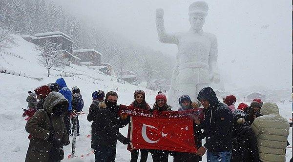 Gençler, 3.5 metrelik anıt önünde Türk bayrağı ile fotoğraf çektirdi.