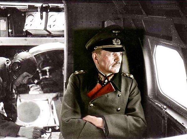 14. "Uçakla Doğu Cephesi'ne giden General Heinz Guderian - 1943."