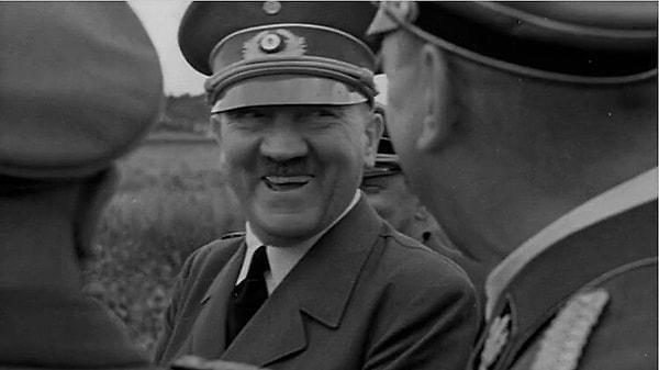 5. Adolf Hitler'e Fransa'nın teslim olacağının iletildiği an Walter Frentz tarafından çekilen fotoğrafı - 17 Haziran 1940.