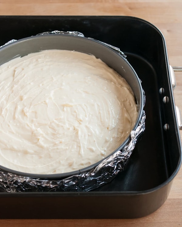 9. Перед тем как поставить торт в духовку, возьмите форму большего размера и налейте туда воды.