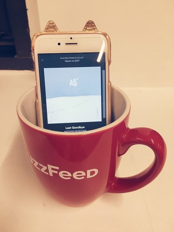 8. Если не хотите тратиться, то просто включите музыку на смартфоне и положите его в кружку
