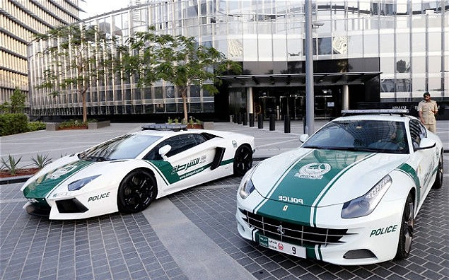 В Дубае полицейские ездят на Lamorghini, Ferrari и Bently, чтобы догонять гонщиков, пытающихся скрыться от них