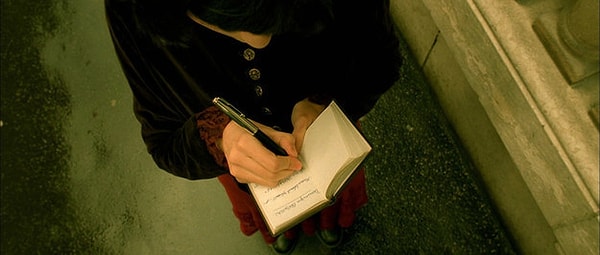 7. Девушка с блокнотом была в...?