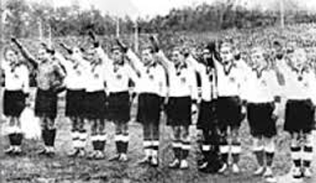 Soyunma odasına giren Nazi subayı futbolculara son bir uyarıda bulundu: “Maçı kazanırsanız sonuçlarına katlanırsınız!”