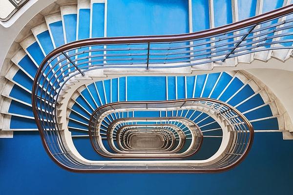 2. Sanatçı, Budapeşte sınırları içindeki Bauhaus ve Art Deco üslubundaki tüm kıvrımlı merdivenlerin peşine tek tek düşmüş.