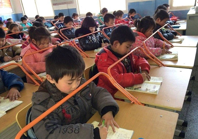 Китайцы с детства берегут осанку и зрение у детей.