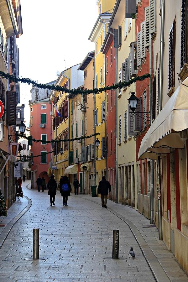 Kasabanın en renkli caddesi: Pietra Ive