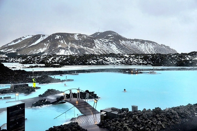 Голубая лагуна - крупнейшая туристическая достопримечательность в Исландии - на самом деле рукотворное озеро. Оно наполнено отработанной водой с геотермальной электростанции, расположенной поблизости. Вода на этой станции нагревается до экстремальных температур с помощью лавы, чтобы произвести электричество, а затем ее сливают в лагуну.