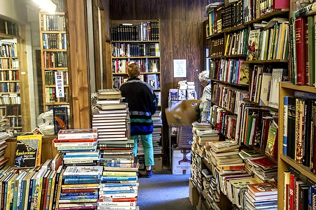 Исландия имеет больше написанных, опубликованных и проданных книг на душу населения, чем любая другая страна. Каждый исландец прочитывает в среднем 4 книги в год, и каждый десятый житель этой страны публикует что-то хоть раз в жизни.