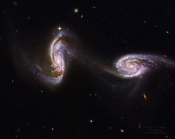 26. Arp 240 : Hubble'dan Sarmal Gökadalar Arasındaki Köprü