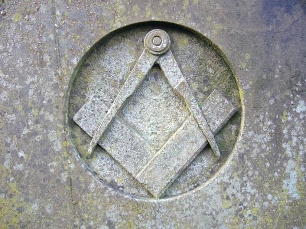 6. Bilinen en eski mason sembolü ise, pergel ve gönyedir.
