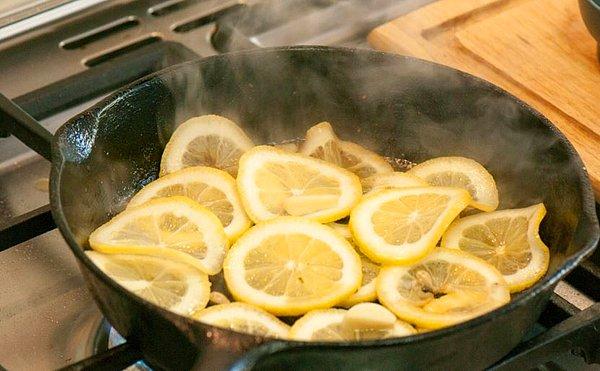 1. Limonları dilimleyip, kızartma yağının içerisine ilave ediyoruz.