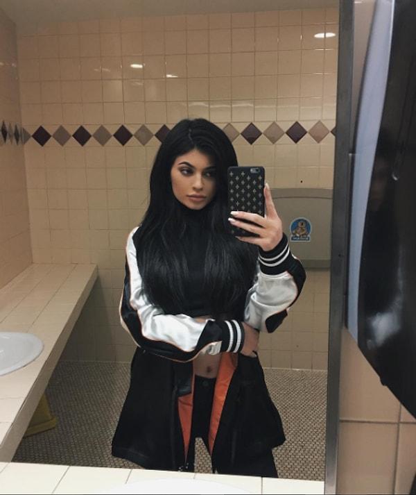 3. Kylie Jenner ve tuvalet camından selfie.