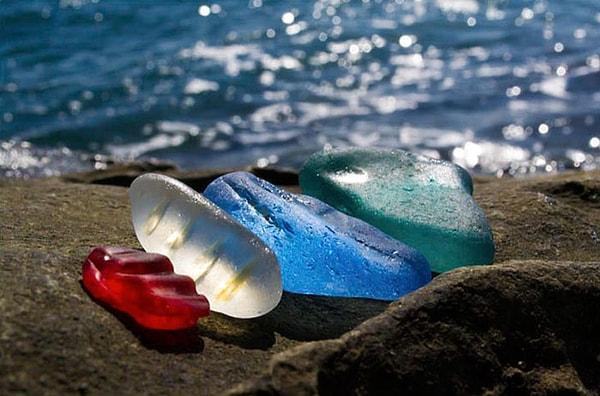 Eski cam şişeleri, porselen gibi maddelerin atıldığı koyda neyse ki doğa ananın muazzam gücü boy göstermiş ve görüp görebileceğiniz en güzel plajlardan biri oluşmuş.