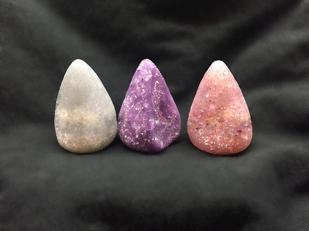 Встречайте новые губки для макияжа, которые выглядят как волшебные камушки, пришедшие из космоса.