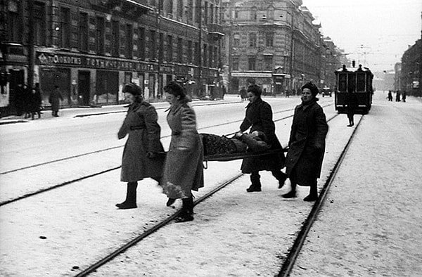 8. Санитарки оказывают помощь пострадавшим от вражеского обстрела.