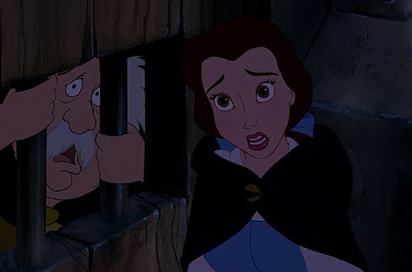 4. Многие кадры практически идентичны со старой версией фильма. Как, например, вот этот момент, когда Белль пытается спасти своего отца