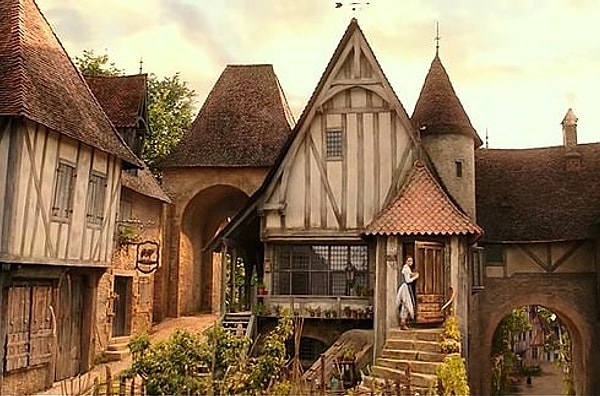 1. Итак, сначала мы видим Белль (Эмму Уотсон), одетую в традиционное голубое платье. Она покидает дом, чтобы пойти в город