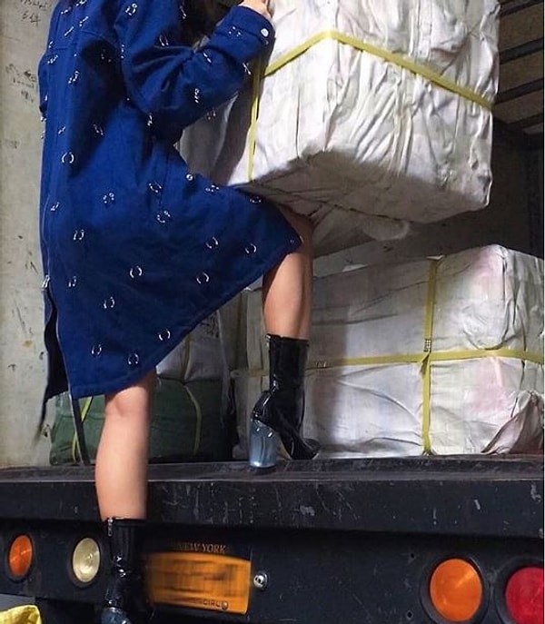 7. Не спешите выбрасывать старое синее платье - у вас еще есть шанс превратить его в настоящую дизайнерскую находку.