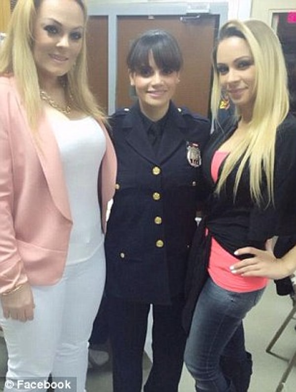 Местные жители наслышаны о застывшем на месте при виде Саманты преступнике, который активно угрожал другим полицейским.