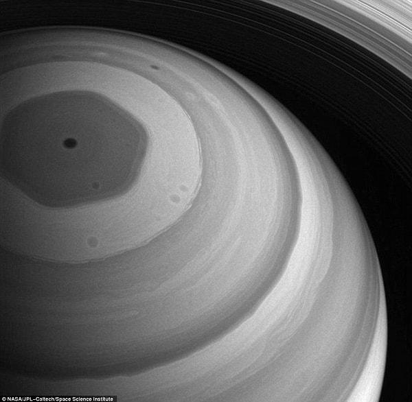 Cassini ayrıca gezegenin kuzey kutbunun da harika bir fotoğrafını yakaladı. Altıgen bir alanın güneş ışığıyla ayrdınlandığını ve gezegendeki yüksek hızlı hava akımını görebiliyoruz.