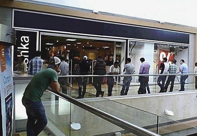 11. Ne kendisi alışverişe çıkar, ne de başkasına alışveriş yaparken eşlik eder. Hatır için bile birisinin yanında bulunmak onun için bir işkencedir.