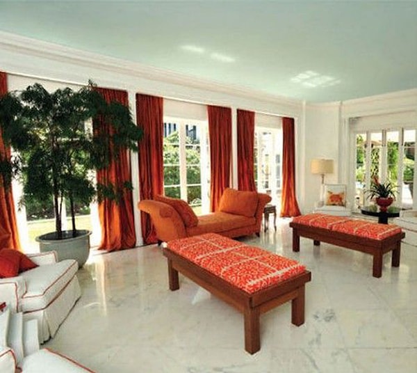 Свифт приобрела этот особняк, общая площадь которого составляет 520 квадратных метров, в июне 2011 года за 2,5 млн долларов.