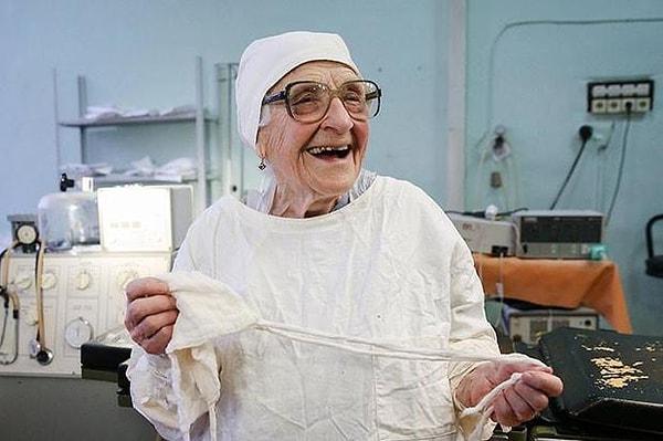 Alla Illyinichna Levushkina, 89 yaşında Rus bir cerrah.