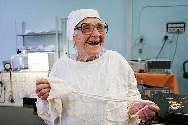 Alla Illyinichna Levushkina, 89 yaşında Rus bir cerrah.