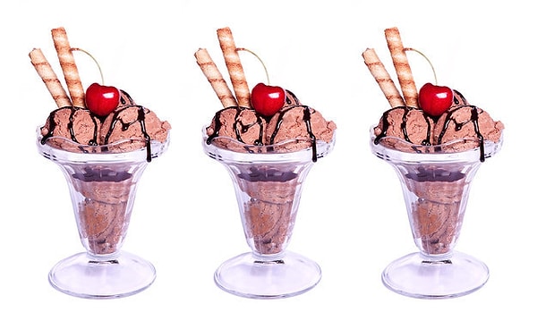 2. В которой из вазочек с мороженым имеется отличие?