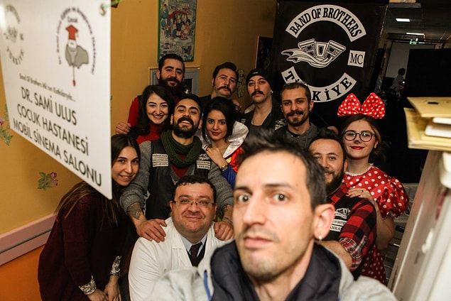 Sinema keyfi yaşayan çocuklar da hastalıklarını belirli bir süre olsa da unutmuşlar.