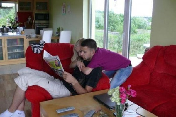 1. Девушка обнимает парня, ничего необычного