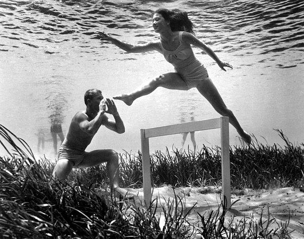 3. Amerikalı fotoğrafçı 1938'de mankenlerin okyanus üzerinde okurken, yemek pişirirken ve şampanya içerken çektiği fotoğraflarıyla popüler medya akımlarını yıktı.