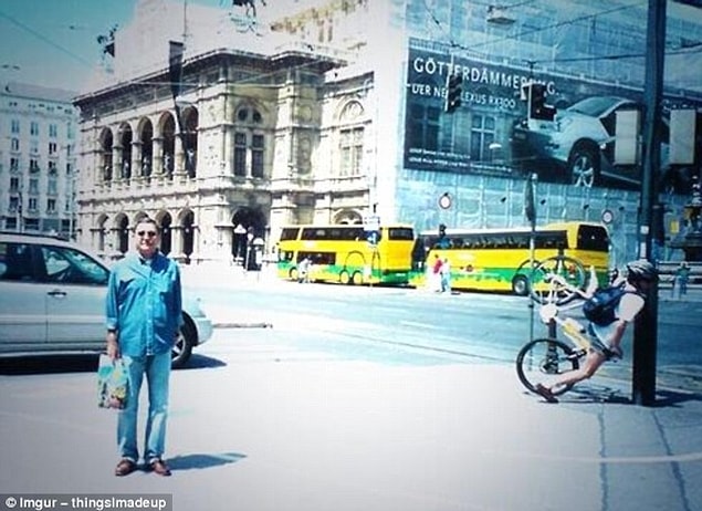 5. Bu turistik fotoğrafta adamın zavallı bisikletlinin suratını direğe geçirdiğinden belli ki haberi yok.